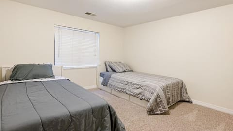 Spacious Country Club Golf Course Retreat House in Westminster