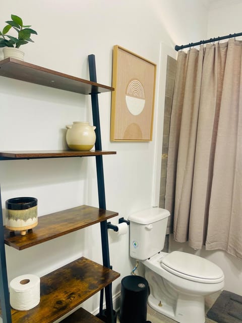 Beautiful, Cozy Bungalow 5 min from ATL Airport House in College Park