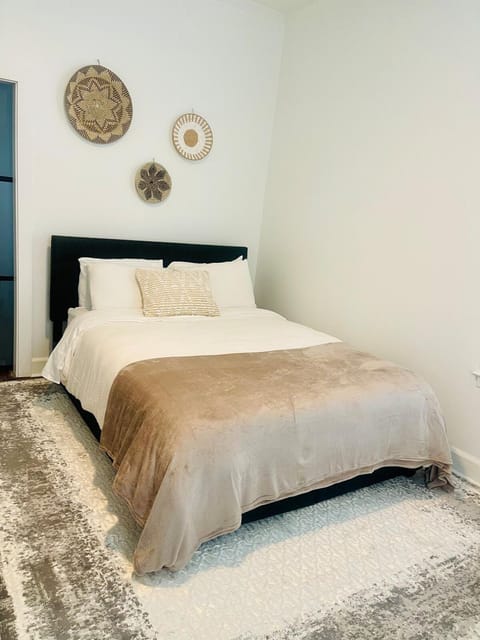 Beautiful, Cozy Bungalow 5 min from ATL Airport House in College Park