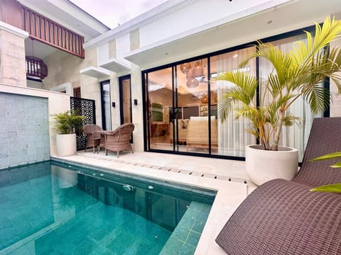Seating area, Pool view