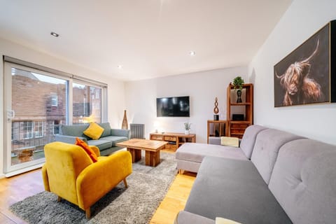 TV and multimedia, Living room, Seating area, Evening entertainment
