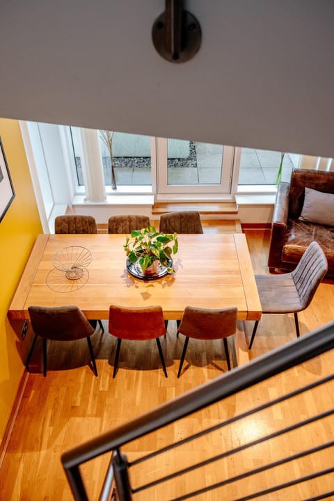 Weston's Penthouse sleep 10, 6 Beds Free Parking Apartment in Edinburgh