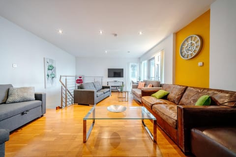 Weston's Penthouse sleep 10, 6 Beds Free Parking Apartment in Edinburgh