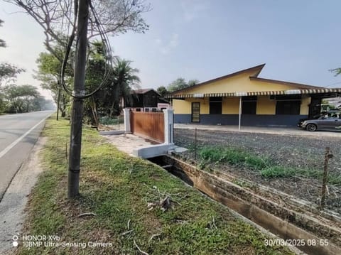Property building, Day, Neighbourhood, Street view, Location, Parking