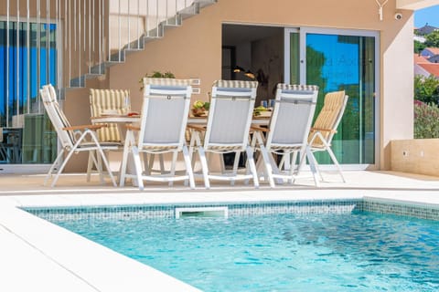 Patio, Day, BBQ facilities, Dining area, Swimming pool