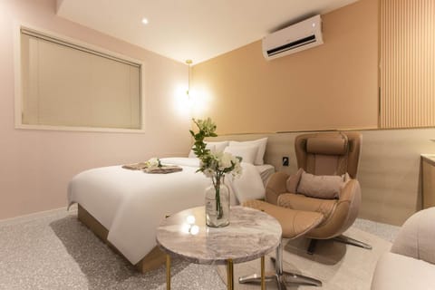 Bed, Photo of the whole room, Seating area, Bedroom, air conditioner
