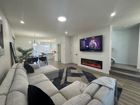 TV and multimedia, Living room, Seating area, Evening entertainment