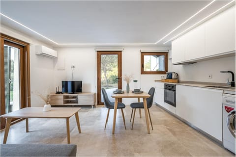 TV and multimedia, Kitchen or kitchenette, Living room, Seating area, Dining area, oven, pet friendly, stove