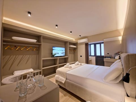 Bed, TV and multimedia, Photo of the whole room, Seating area, Bedroom, towels, air conditioner