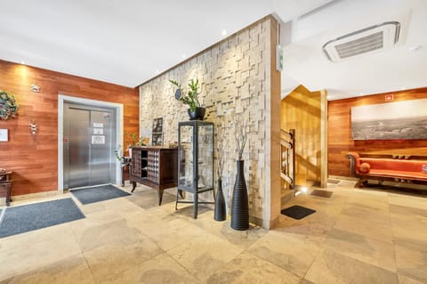 Lobby or reception, elevator