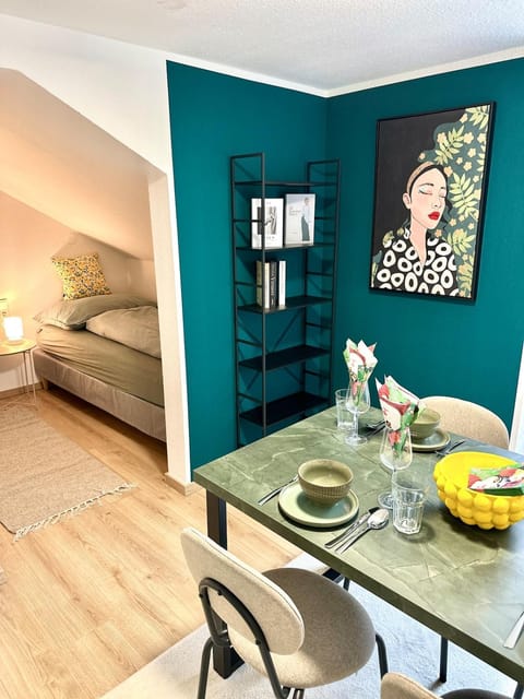 Bed, Living room, Dining area, Bedroom