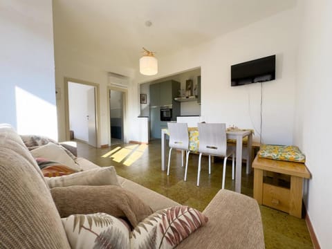TV and multimedia, Kitchen or kitchenette, Living room, Seating area, Dining area