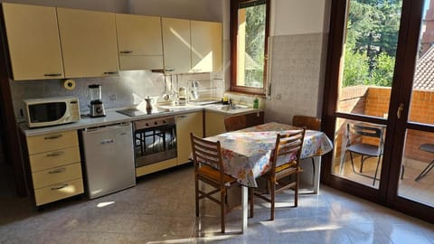 Coffee/tea facilities, Kitchen or kitchenette, Dining area, oven, stove, toaster