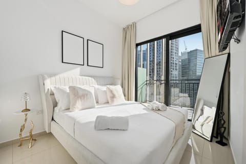 Bed, TV and multimedia, Photo of the whole room, Bedroom, towels