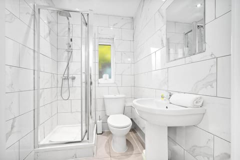 Shower, Toilet, Bathroom, towels