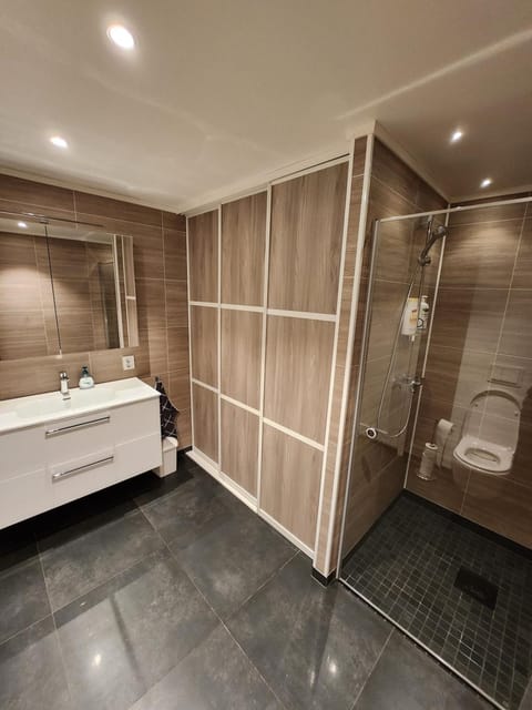 Shower, Toilet, Bathroom