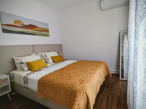 Bed, Bedroom, air conditioner