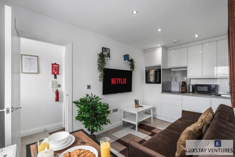 TV and multimedia, Kitchen or kitchenette, Living room, Seating area, Dining area, Food, oven, pet friendly, stove