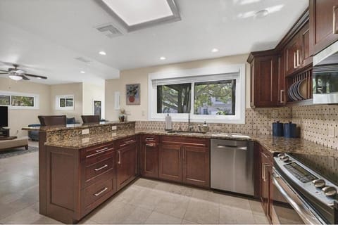 Coastal Beauty with sunset Cruise for bookings over 10 nights House in Sarasota