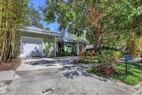 Coastal Beauty with sunset Cruise for bookings over 10 nights House in Sarasota