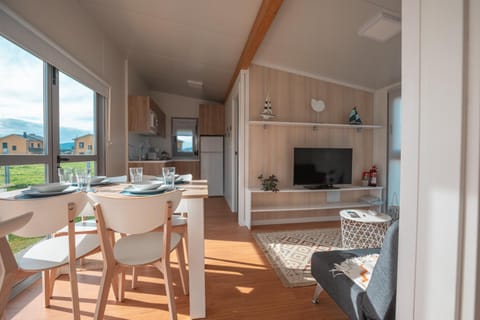 TV and multimedia, Kitchen or kitchenette, Living room, Dining area