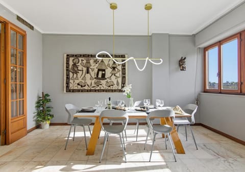 Photo of the whole room, Dining area