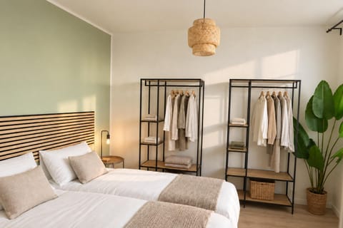 Bed, TV and multimedia, Bedroom