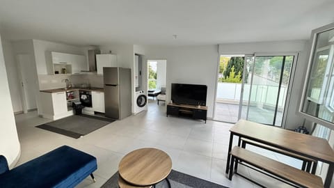 Communal lounge/ TV room, TV and multimedia, Living room, Seating area, Dining area