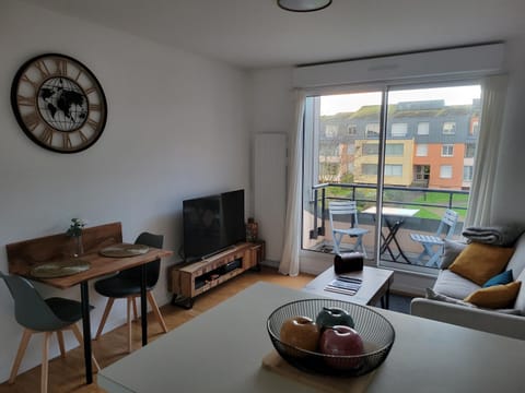 TV and multimedia, Living room, Seating area, Dining area