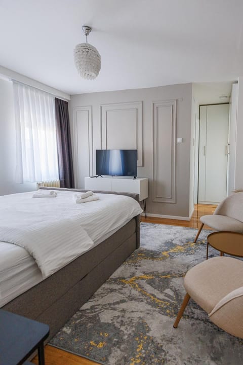 Communal lounge/ TV room, Bed, TV and multimedia, Living room, Seating area, Bedroom