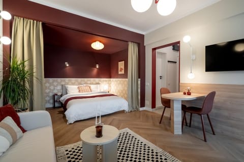 Bed, TV and multimedia, Living room, Photo of the whole room, Seating area, Dining area, Bedroom