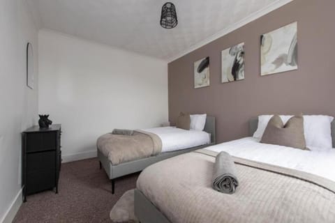 Bed, Bedroom, heating, internet, towels