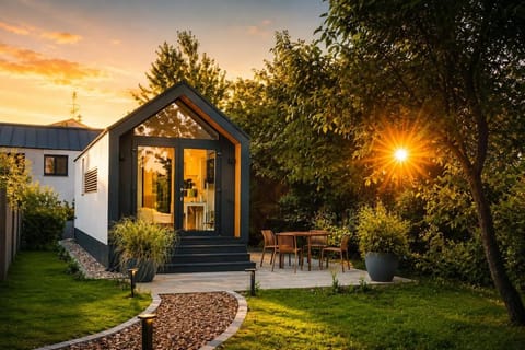 Property building, Patio, Spring, Day, Natural landscape, Garden, Garden view, Sunrise, Sunset