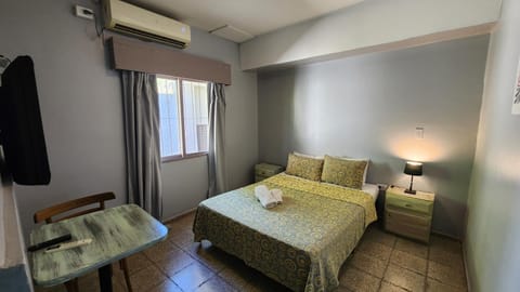 Bed, TV and multimedia, Photo of the whole room, Bedroom, towels, air conditioner