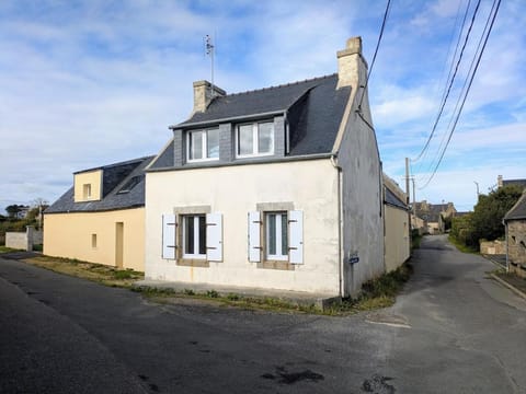 White house between land and sea St Pol de Léon House in Santec