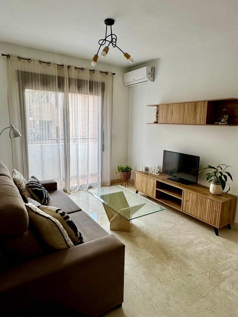 Communal lounge/ TV room, TV and multimedia, Living room, Seating area, Evening entertainment, air conditioner