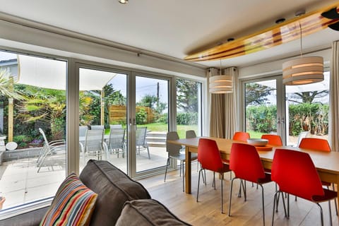 Property building, Patio, Living room, Seating area, Dining area
