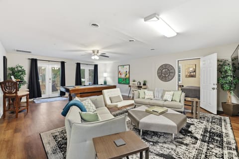 Billiard, Living room, Seating area