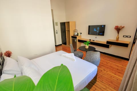 Communal lounge/ TV room, Bed, TV and multimedia, Photo of the whole room, Evening entertainment, Bedroom, hair dresser