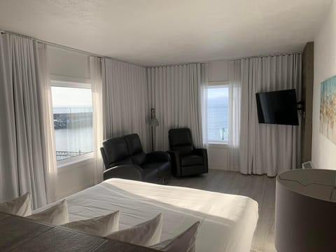 Property building, Bed, TV and multimedia, Kitchen or kitchenette, Living room, Photo of the whole room, Seating area, Bedroom, Sea view, Sea view, stove, kitchen