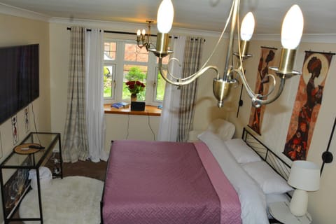 Bed, TV and multimedia, Bedroom