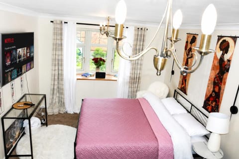 Bed, TV and multimedia, Bedroom