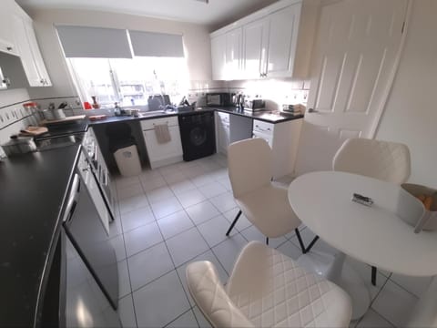 Kitchen or kitchenette, Communal kitchen, kitchen