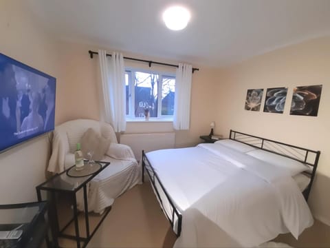 Bed, TV and multimedia, Photo of the whole room, Bedroom