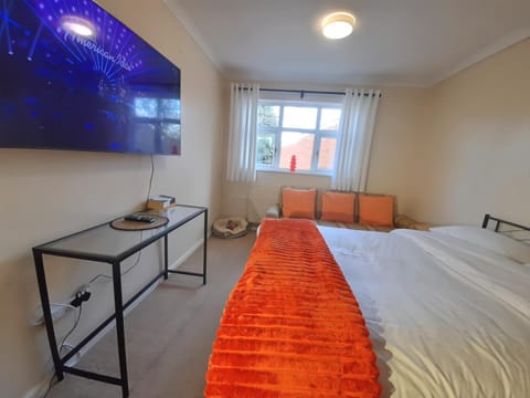 Bed, TV and multimedia, Photo of the whole room, Bedroom