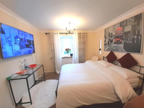 Bed, TV and multimedia, Bedroom