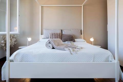 Bed, Bedroom, towels