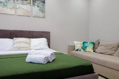 Bed, Living room, Photo of the whole room, Seating area, Bedroom, towels