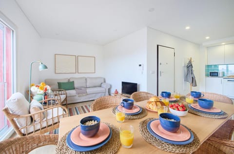 TV and multimedia, Kitchen or kitchenette, Living room, Seating area, Dining area
