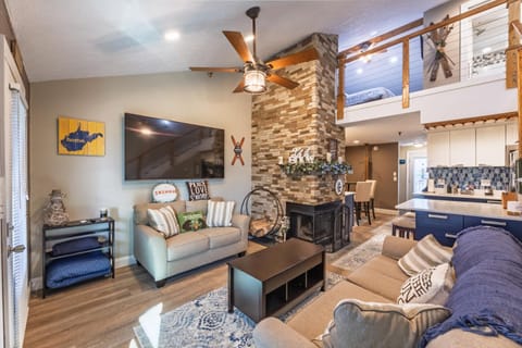 Kitchen or kitchenette, Living room, fireplace, kitchen